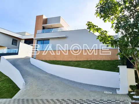 Casa moderna com fachada branca e garagem