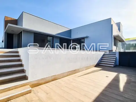 Fachada de casa moderna com terraço e escadas