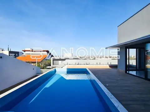 Área externa com piscina e deck de madeira