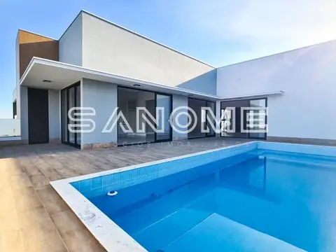 Casa moderna com piscina e área externa