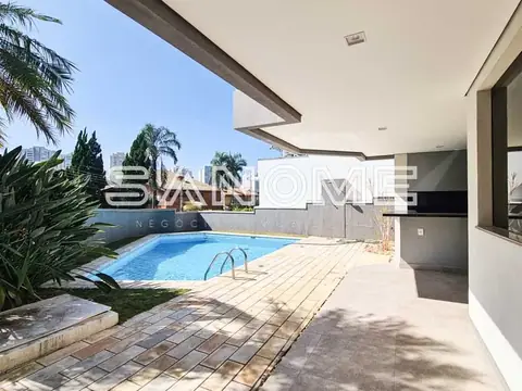 Área externa com piscina e pérgolado