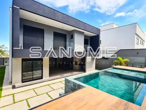 Casa moderna com piscina e área externa