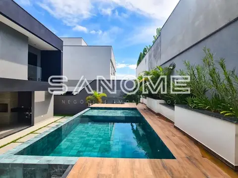 Área externa com piscina e deck de madeira