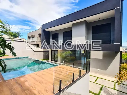 Área externa com piscina e varanda de madeira