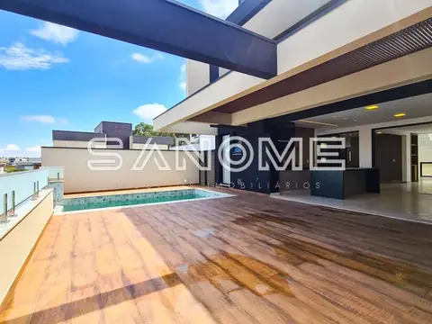 Área externa com piscina e deck de madeira