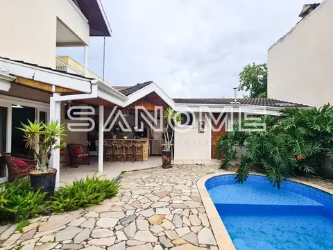 Área externa com piscina e varanda