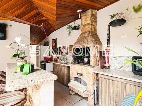 Cozinha com fogão de alvenaria e bancada em granito