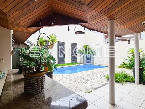 Varanda coberta com vista para piscina e plantas