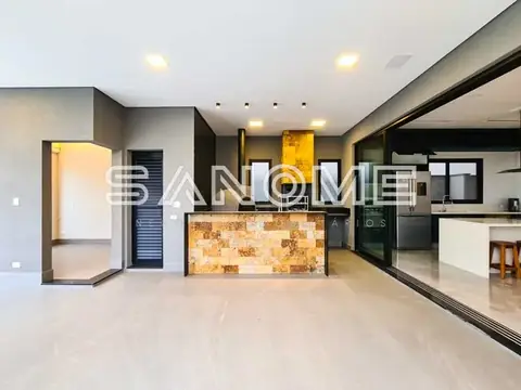 Sala com piso polido e cozinha integrada