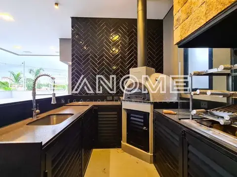 Cozinha planejada com bancada e acabamentos pretos