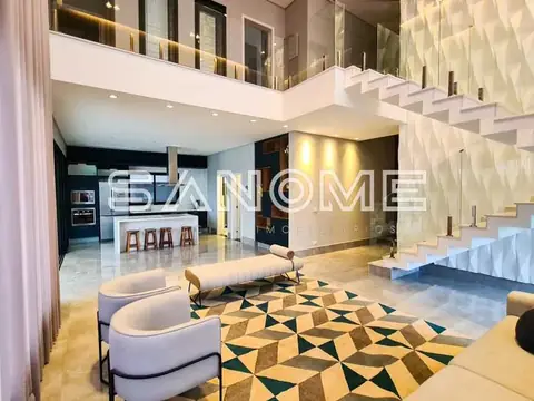 Sala ampla com piso geométrico e escada flutuante
