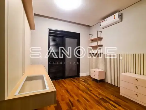 Quarto com cama, guarda-roupa e aquecedor