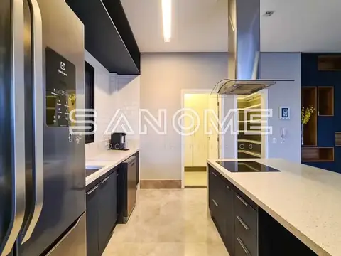 Cozinha planejada com bancada e bancada de trabalho