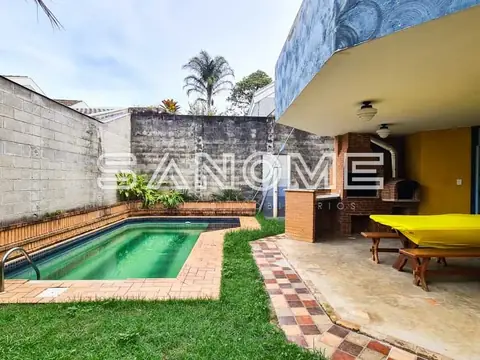 Área externa com piscina e espaço de lazer