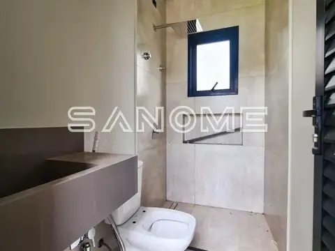 Banheiro com box, pia e vaso sanitário