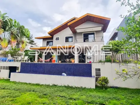 Casa sobrado com fachada clara e telhado alaranjado