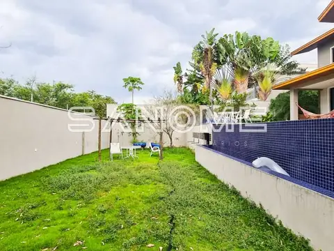 Quintal com gramado e piscina
