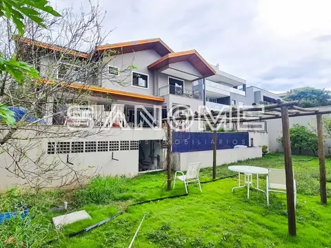 Casa em condomínio com área verde e varanda