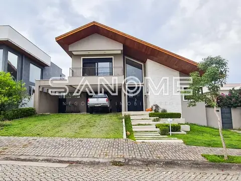 Fachada de casa moderna em condomínio com garagem