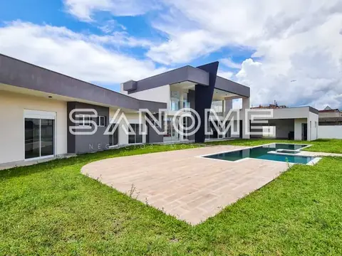 Casa moderna com piscina e área externa