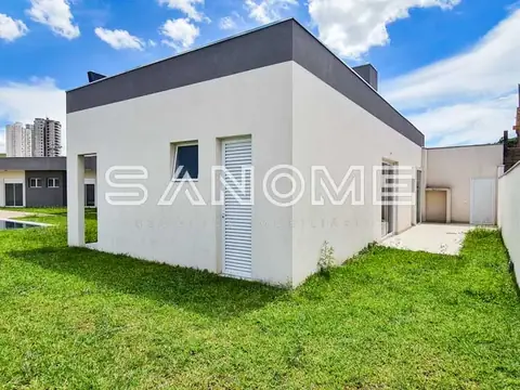 Casa moderna com fachada branca e área verde