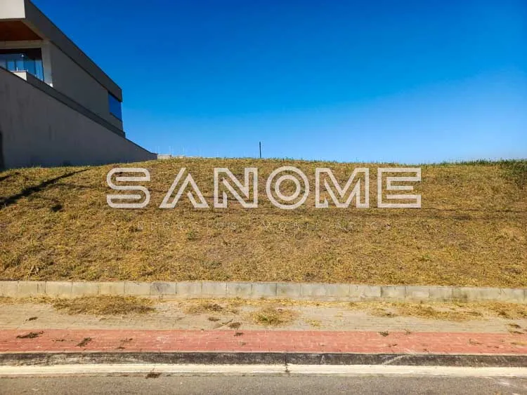Terreno com placa de identificação Sanome