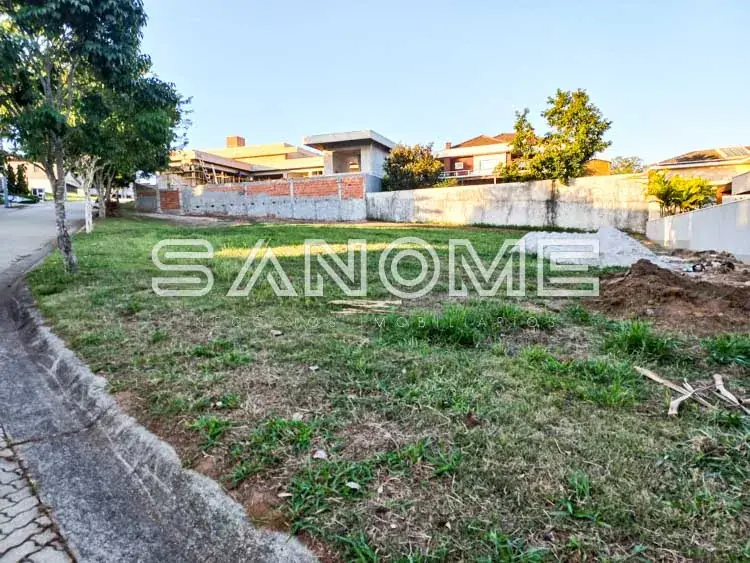 Terreno vazio com muro de concreto