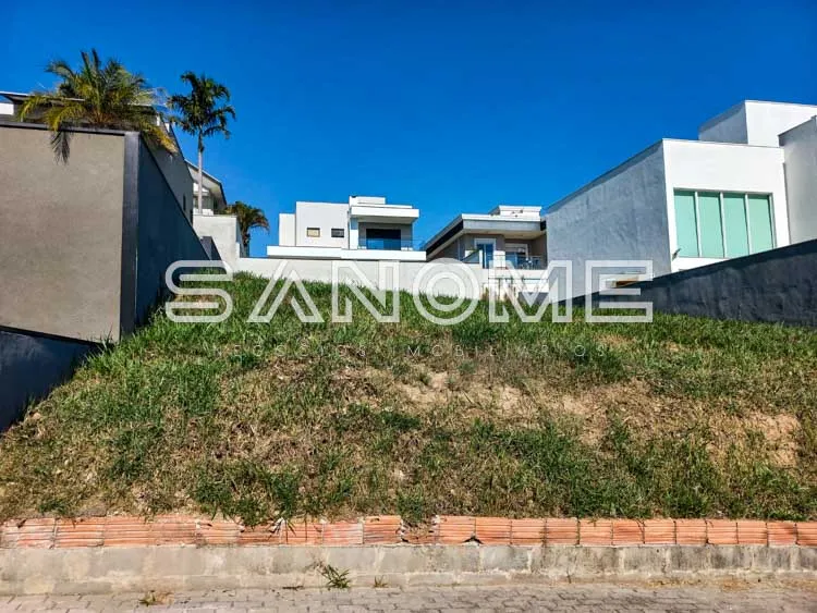 Terreno com declive e casarões ao fundo