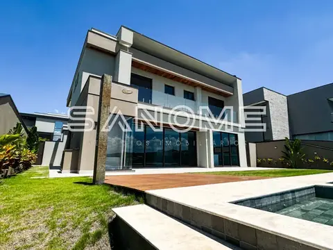 Fachada frontal de casa moderna com varanda e piscina