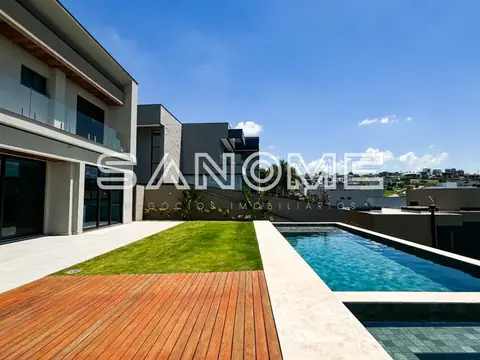 Área externa com piscina e deck de madeira