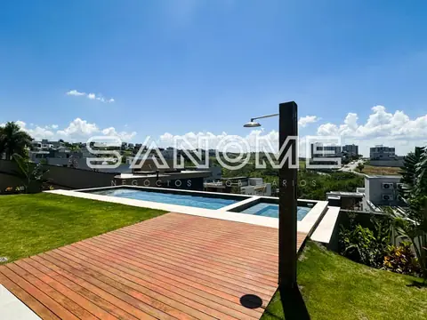 Área externa com piscina e deck de madeira