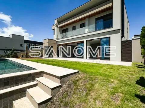 Fachada de casa moderna com área verde e piscina