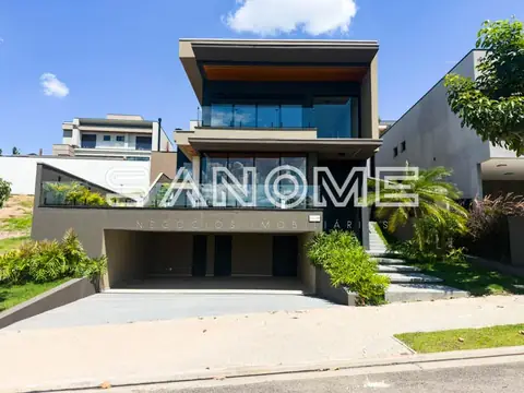 Fachada de casa moderna com garagem coberta