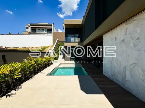 Área externa com piscina e deck de madeira