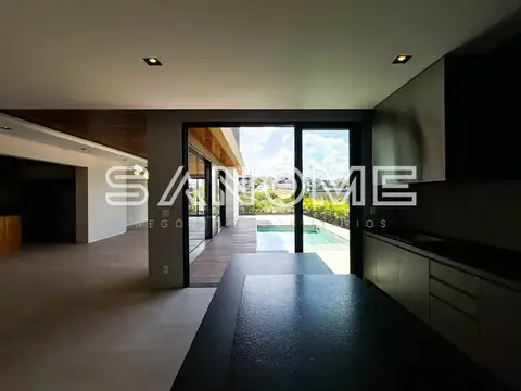 Cozinha integrada com acesso à área externa