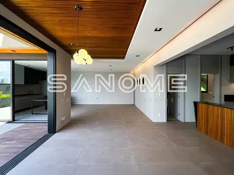 Sala ampla com piso em pedra e pé direito alto