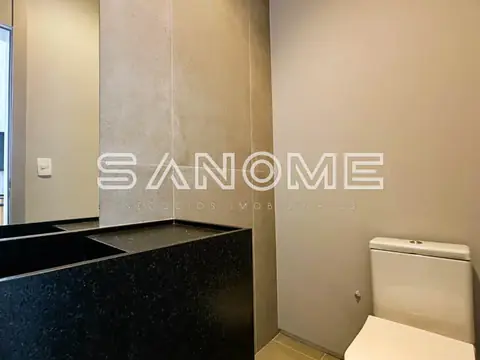 Banheiro com pia, espelho e vaso sanitário