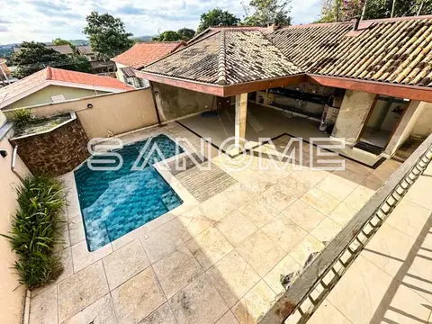 Área externa com piscina e cobertura