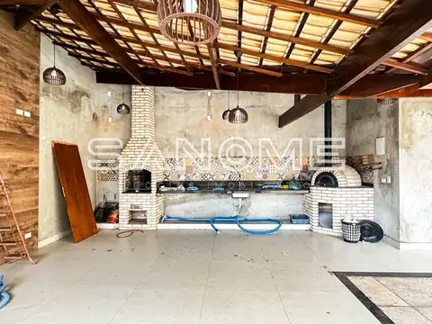 Cozinha em construção com fogão e pia de alvenaria