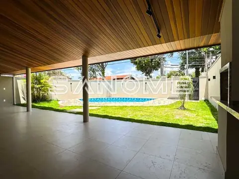 Varanda coberta com vista para piscina e jardim