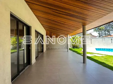 Varanda com cobertura de madeira e pilares