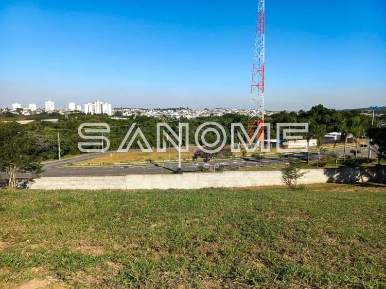 Grande letreiro Sanomé em terreno plano com vista urbana
