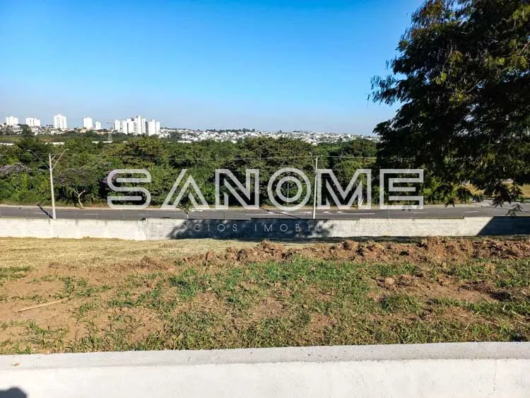 Terreno com placa de identificação do empreendimento