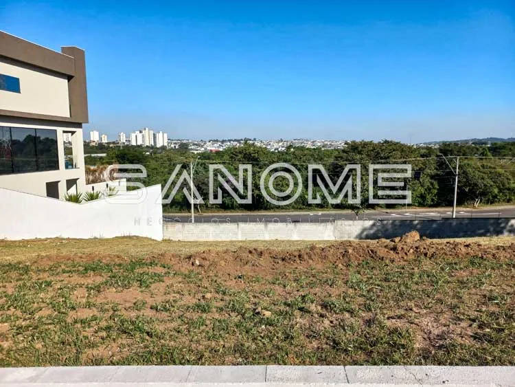 Terreno com vista para a cidade e vegetação