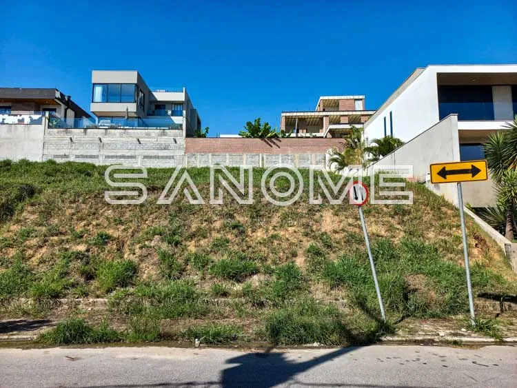 Terreno em declive com construções ao fundo