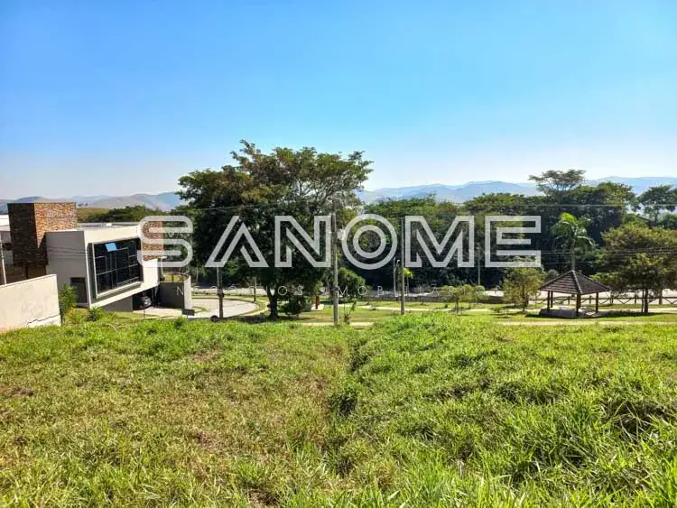 Terreno amplo com grama e árvores ao fundo