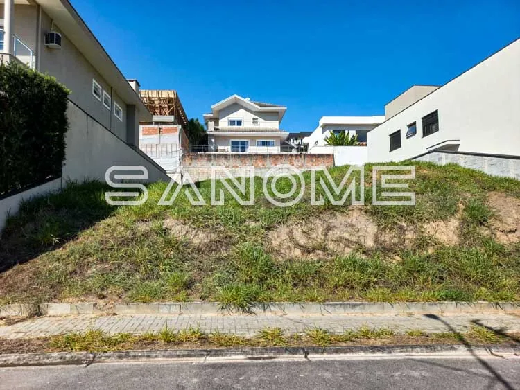 Terreno com declive e vegetação natural