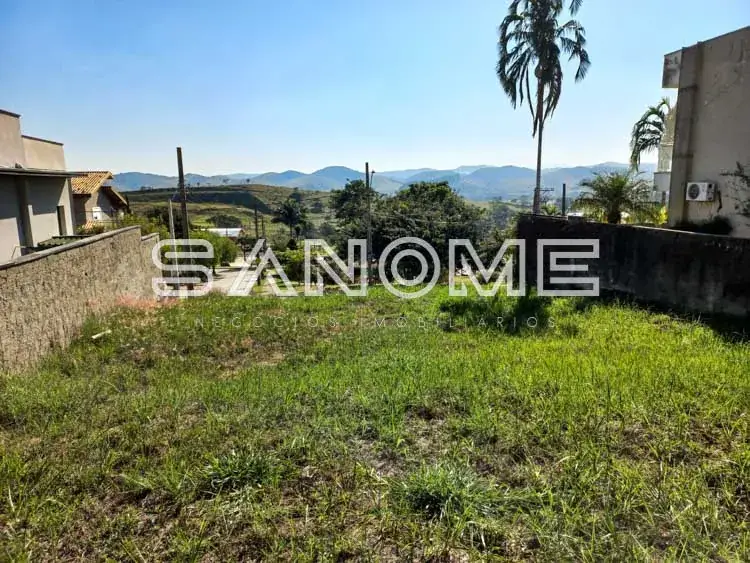 Terreno com construções e vista para montanhas