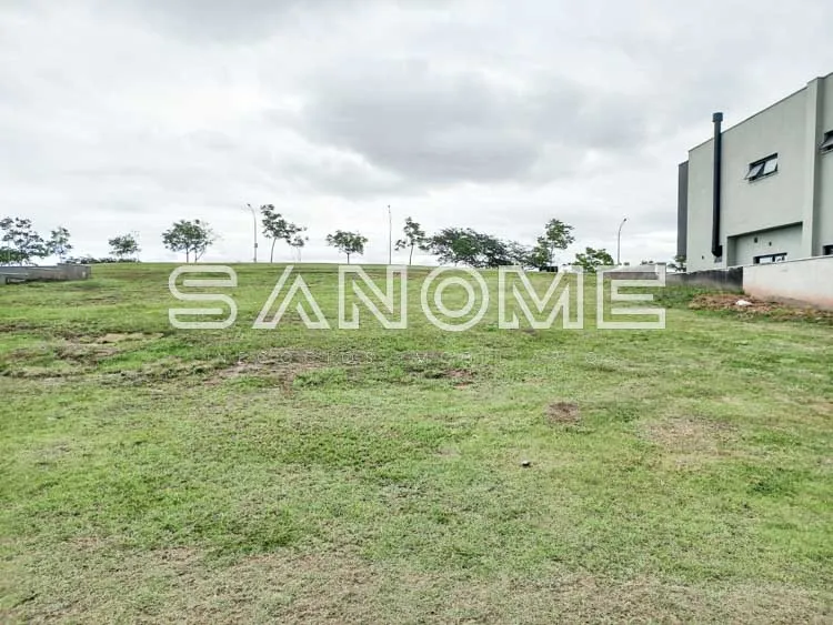 Terreno plano com construção ao fundo