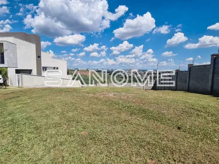 Terreno amplo com casa moderna ao fundo